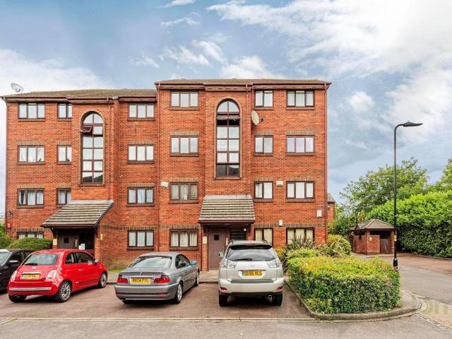 Flat for rent in London Borough of Ealing, Park Royal