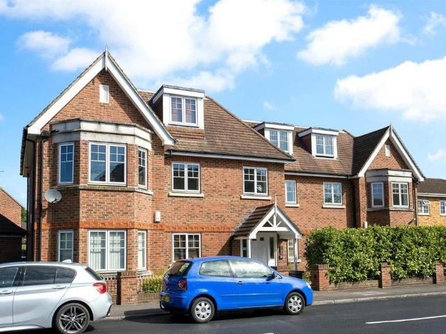 Flat for rent in Byfleet, Woking