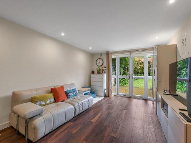 Flat for rent in Whetstone, Greater London