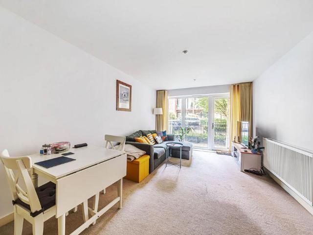 Flat for rent in Little Stanmore, Greater London