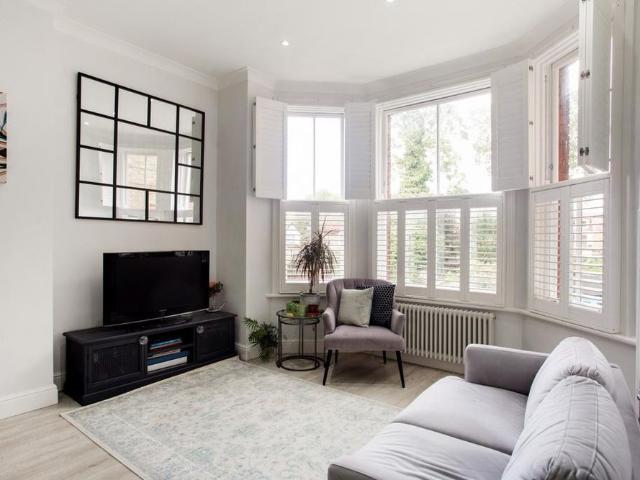Apartment for rent in Brondesbury, Greater London