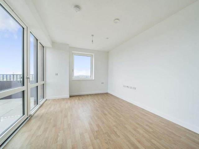 Apartment for rent in Roding Riverside, Greater London