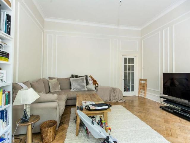 Apartment for rent in Brondesbury, Greater London