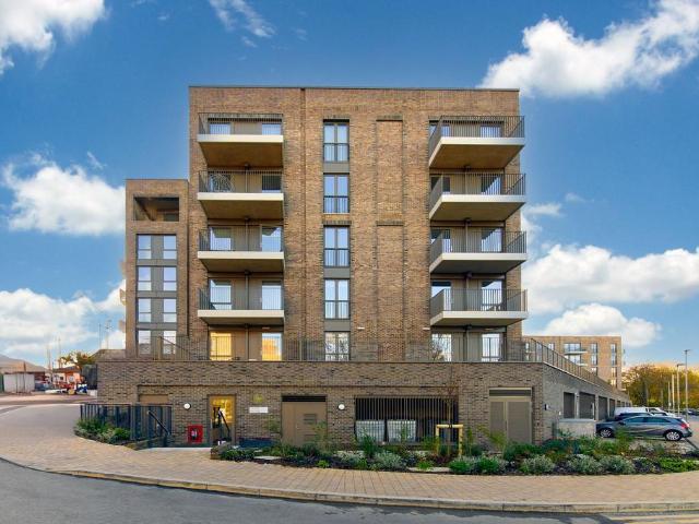 Flat for rent in Mill Hill, Greater London