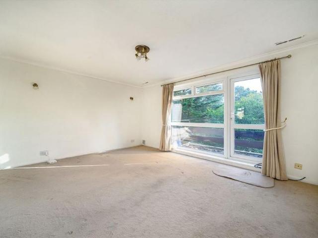 Apartment for rent in Blackhills, Surrey