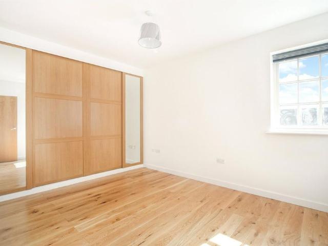 Apartment for rent in Blackhills, Surrey