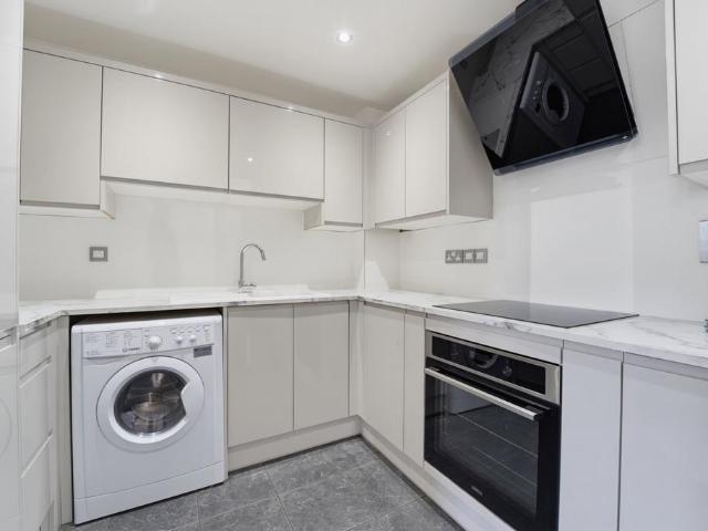 Flat for rent in Harmondsworth, Greater London