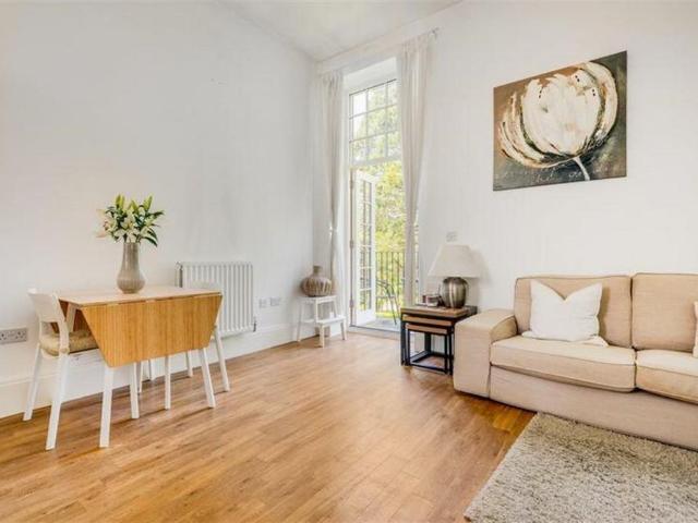 Apartment for rent in The Wells, Surrey
