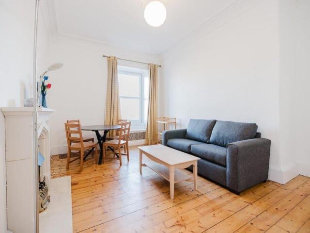 Flat for rent in Hillside, Leith