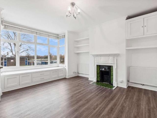 Apartment for rent in Summerstown, Greater London