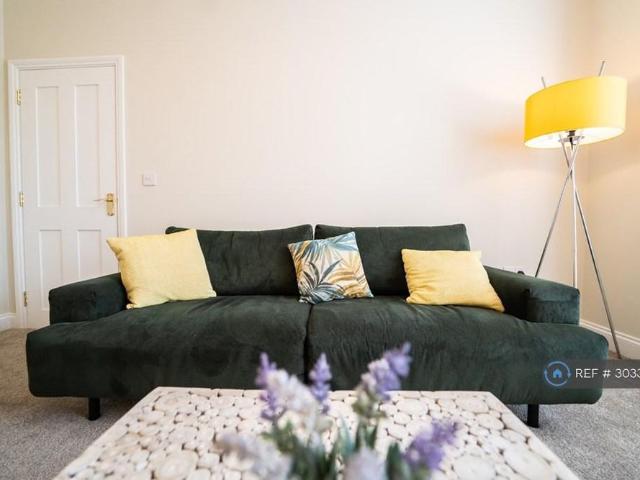 Apartment for rent in Southtown, Stokesby