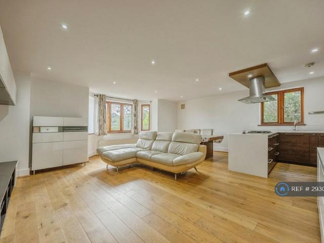 Flat for rent in London Borough of Croydon, Purley