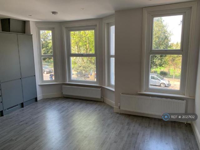 Apartment for rent in London Borough of Merton, Collier's Wood