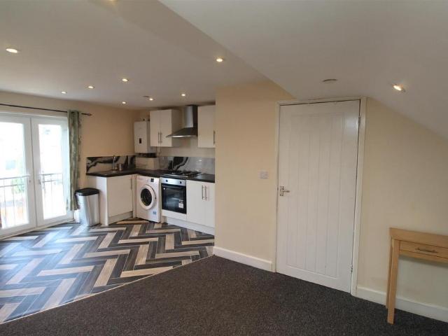 Flat for rent in Allt-yr-yn, Wales