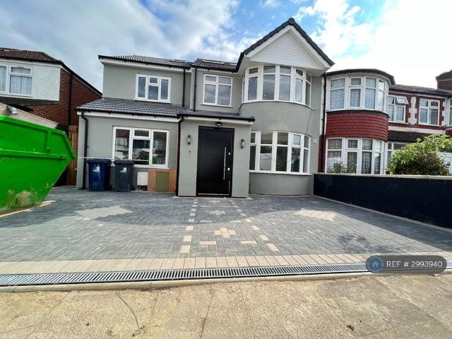 Flat for rent in London Borough of Ealing, Greater London