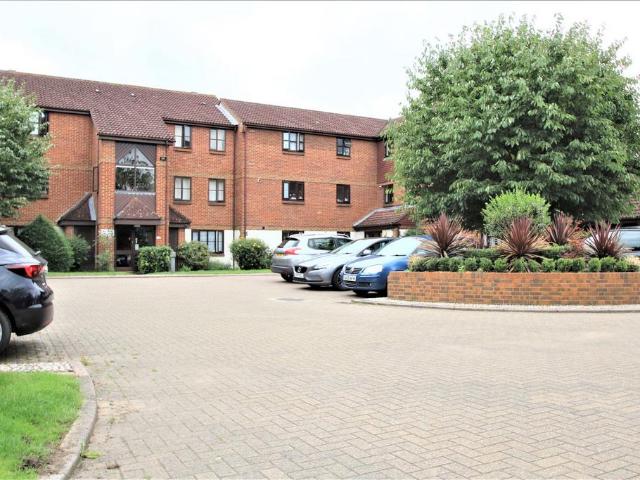 Flat for rent in London Borough of Merton, Collier's Wood