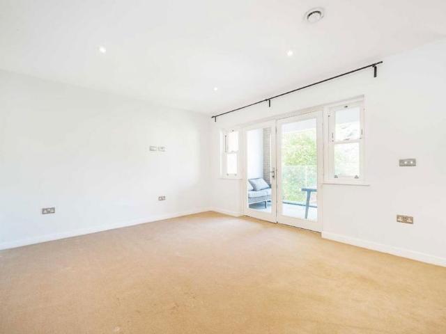 Apartment for rent in Strand-on-the-Green, Greater London
