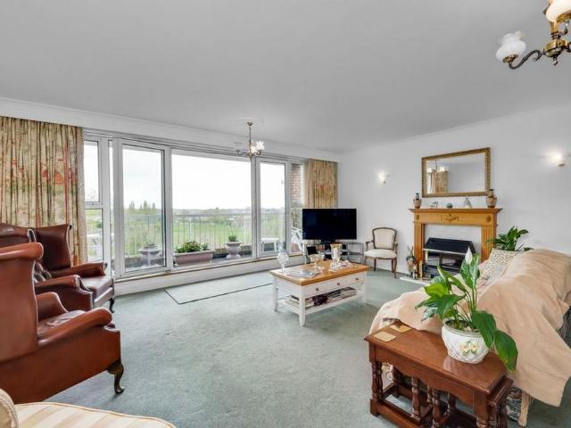 Apartment for rent in Blackhills, Surrey