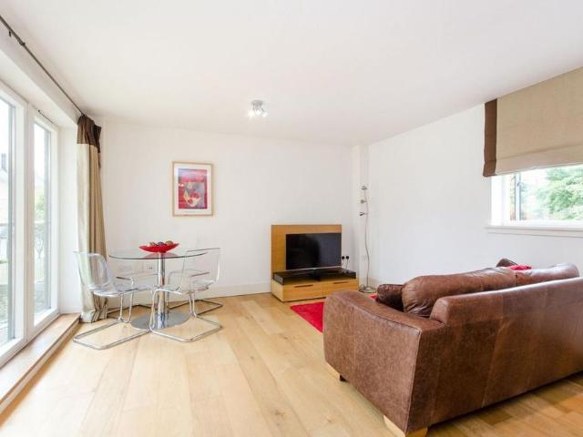 Apartment for rent in London Borough of Merton, Raynes Park