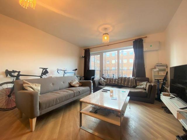 Apartment for rent in Summerstown, Greater London