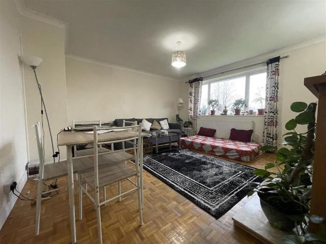 Apartment for rent in Abbey End, Green Close