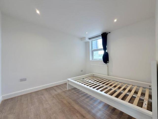 Apartment for rent in Summerstown, Greater London