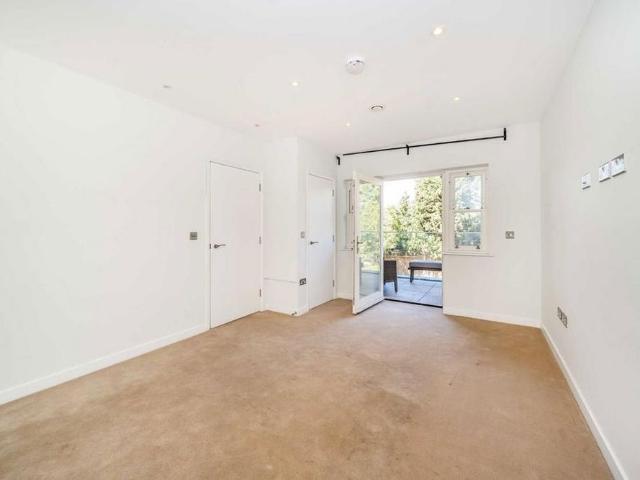 Apartment for rent in Strand-on-the-Green, Greater London