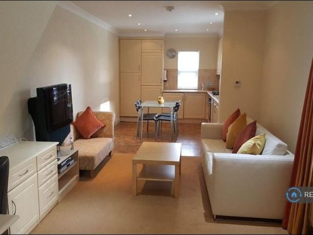 Apartment for rent in Lower Halliford, Surrey