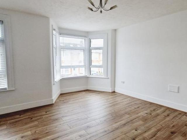 Apartment for rent in Seven Kings, Greater London
