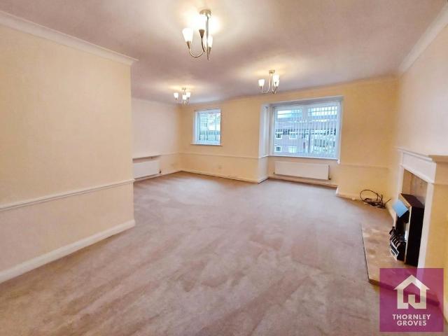 Flat for rent in Roe Green, Salford