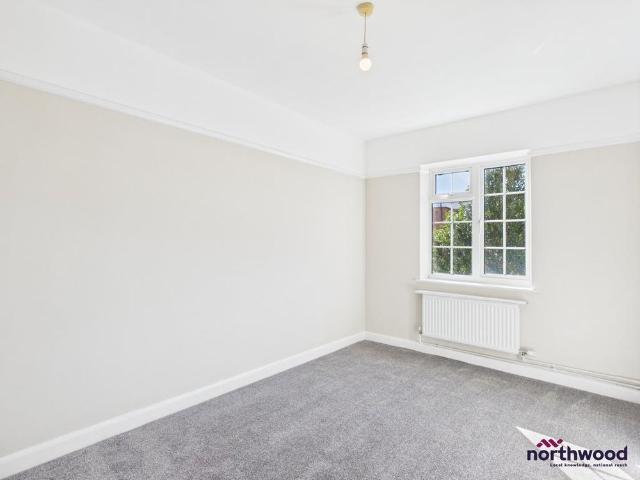 Apartment for rent in Roselands, Eastbourne