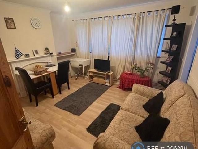 Apartment for rent in Burnt Ash, Greater London