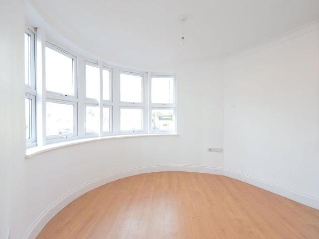 Flat for rent in London Borough of Ealing, Park Royal