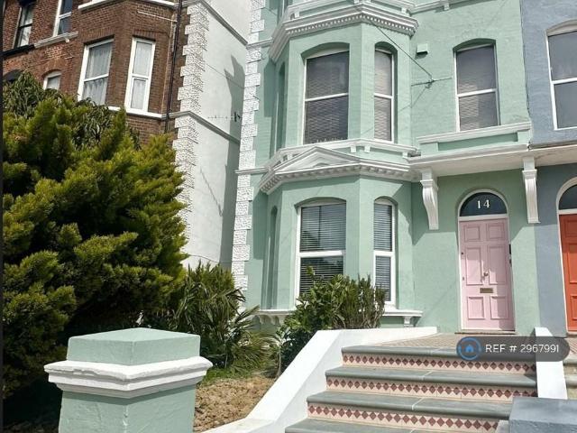 Flat for rent in Bohemia, Guestling Green
