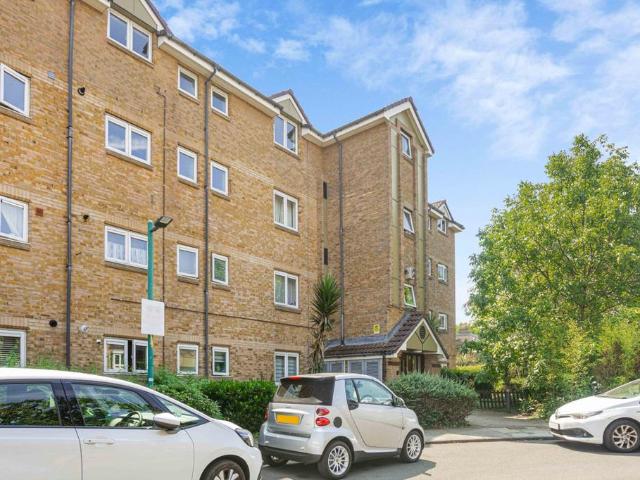 Flat for rent in Mortlake, Greater London