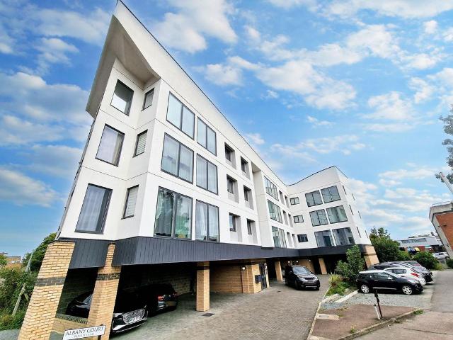 Flat for rent in Regent Quay, Oad Street