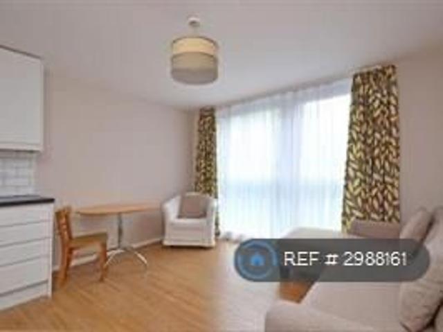 Apartment for rent in Furzedown, Greater London