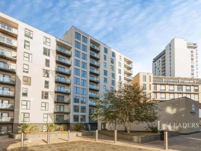 Flat for rent in Horsell, Woking