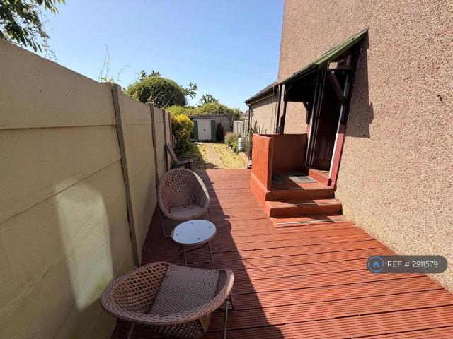 Flat for rent in Rush Green, Greater London