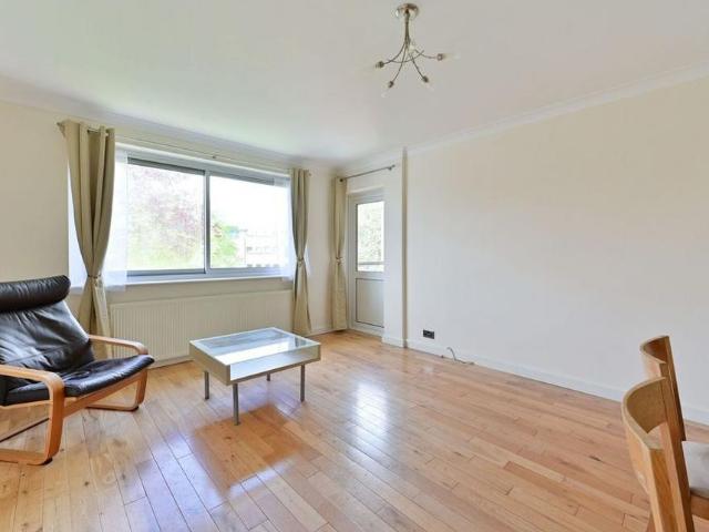 Apartment for rent in London Borough of Merton, Raynes Park