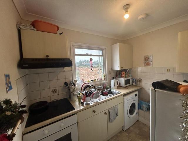 Apartment for rent in Row Town, Surrey