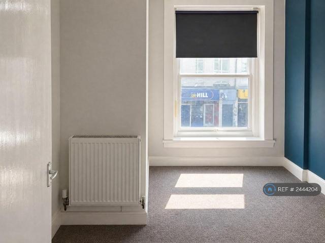 Flat for rent in Pensarn, Wales