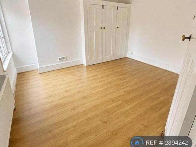 Apartment for rent in Northwood, Greater London