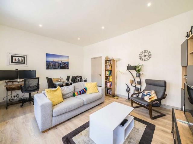 Apartment for rent in Furzedown, Greater London