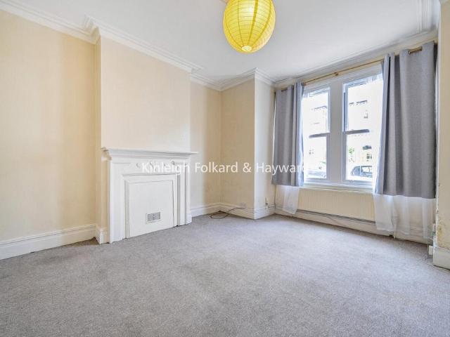 Flat for rent in Furzedown, Greater London