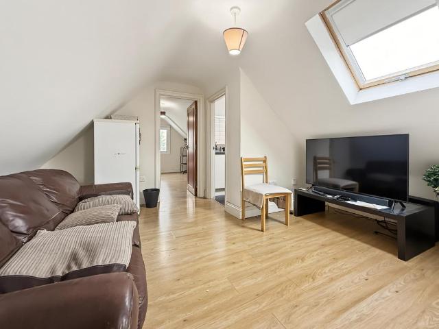 Flat for rent in Wexham and Ivers Community Board, Richings Park