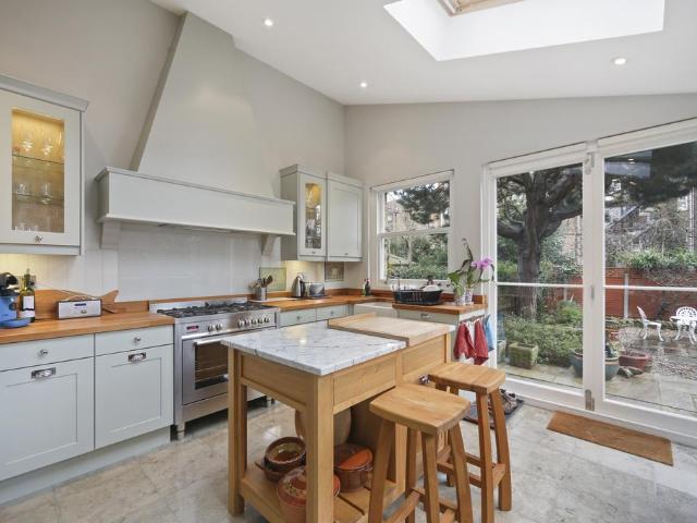 Flat for rent in Kew, Greater London
