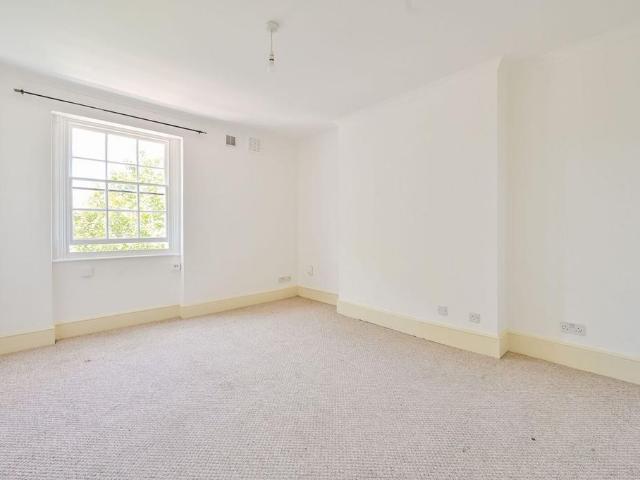 Flat for rent in Camberwell, Greater London