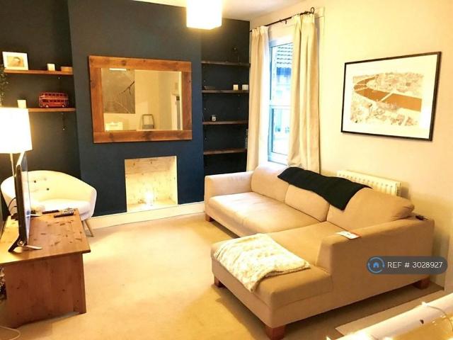 Apartment for rent in London Borough of Merton, Collier's Wood