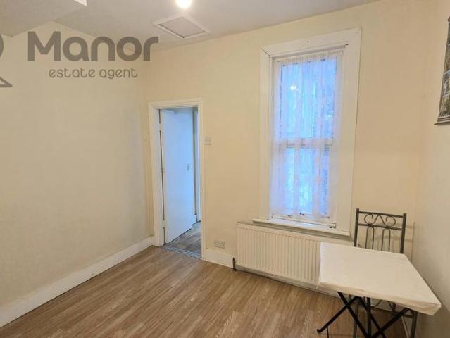 Apartment for rent in Newbury Park, Greater London